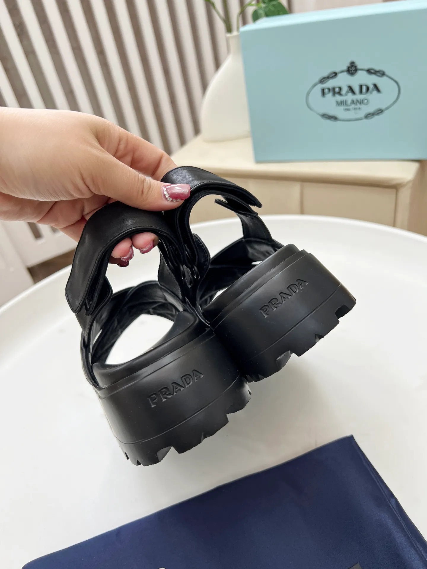 👟👟Ex-factory price 440👟👟 Prada/Prada 25ss summer new couple's beach thick-soled Birkenstock sandals. This shoe style is really a classic design that will not go out of style and is in line with everyone's current pursuit of comfortable and healthy wearing concepts. It is regarded by many domestic and foreign celebrities and fashionistas as an important choice for daily slippers. ✔Upper: imported super soft sheepskin ✔Inner lining: imported sheepskin ✔Hardware: Original molded split hardware ✔Outsole: Ultra-light, wear-resistant and non-slip foam sole ✔Number of yards: 35~40 (custom-made 40 pieces are non-refundable)